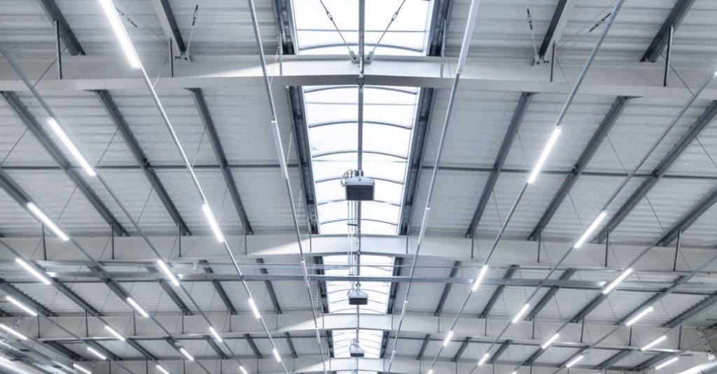 ¿Qué tipos de iluminación eficiente puedo instalar en empresas y naves industriales?